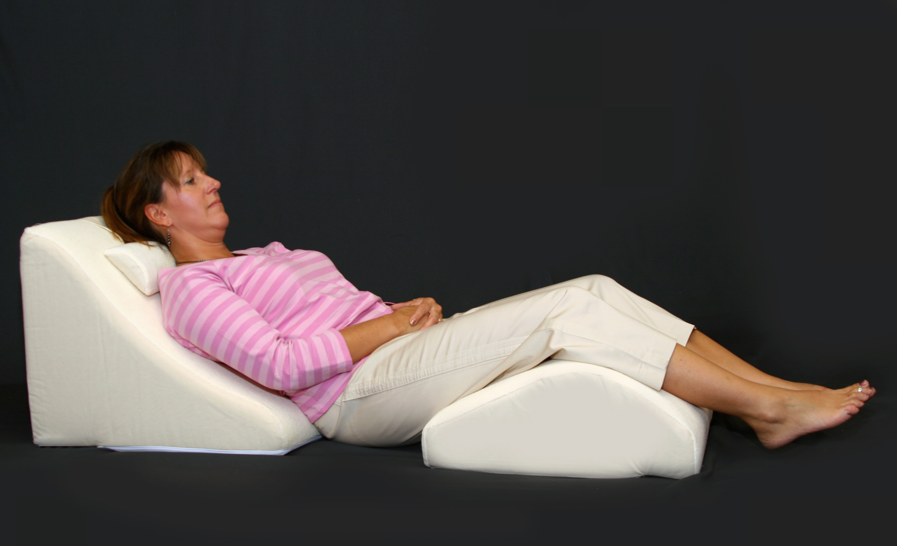 BR2550 Spine Reliever Leg Rest Jobri BetterRest Leg Wedge Pillow